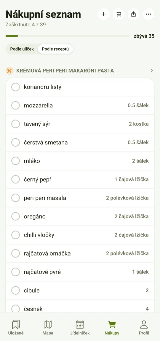 Nákupní seznam seřazený podle uliček obchodu, ne podle receptů: u každé položky množství, koupené jsou odškrtnuté — krám tak projdeš jednou.