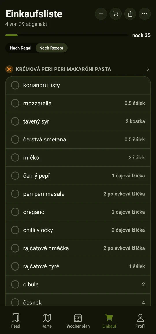 Eine Einkaufsliste, sortiert nach den Gängen des Ladens statt nach Rezepten: in jeder Zeile die Menge, Erledigtes abgehakt — so läufst du den Markt nur einmal ab.