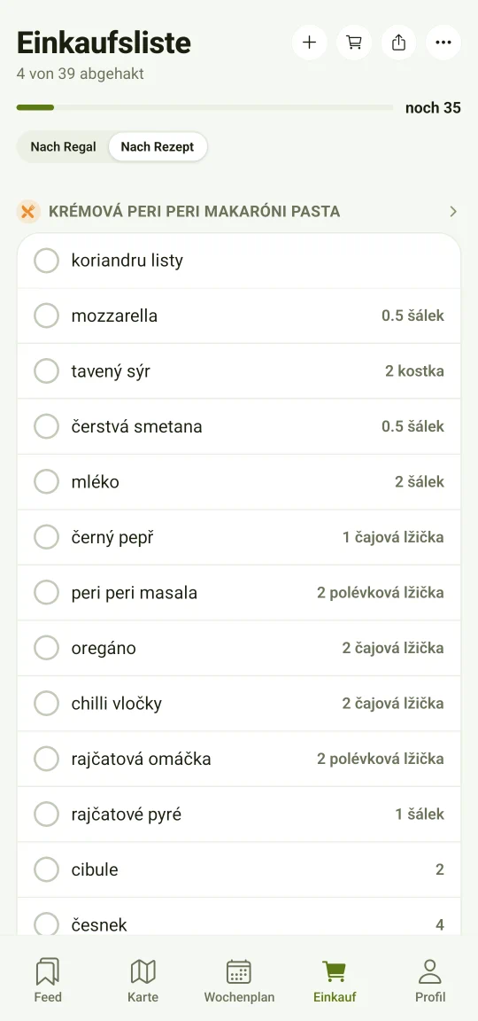 Eine Einkaufsliste, sortiert nach den Gängen des Ladens statt nach Rezepten: in jeder Zeile die Menge, Erledigtes abgehakt — so läufst du den Markt nur einmal ab.